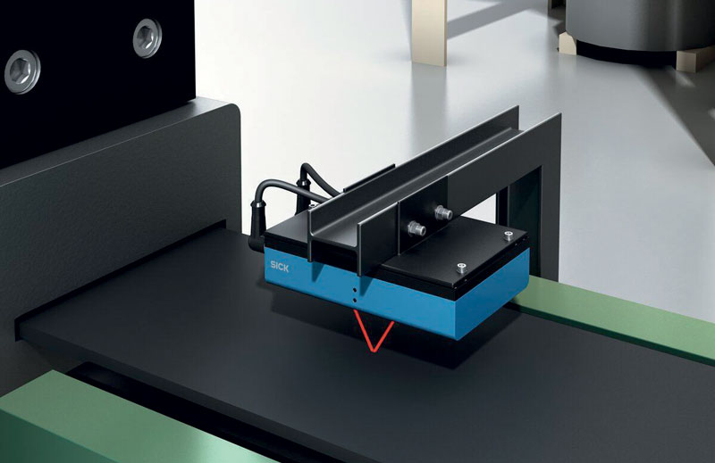 Su SPEETEC due emettitori laser creano una doppia triangolazione ottica allineata alla direzione dell’oggetto di cui misurare il movimento. Su SPEETEC due emettitori laser creano una doppia triangolazione ottica allineata alla direzione dell’oggetto di cui misurare il movimento.