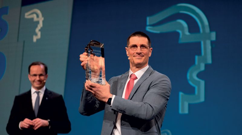 l L’Hermes Award 2021, il più importante premio internazionale del settore, assegnato a Bosch Rexroth (da sinistra a destra) Dr.Jochen Köckler (Presidente del consiglio di amministrazione, Deutsche Messe AG) e Thomas Fechner (Leiter Produktbereich New Business, Bosch Rexroth AG).