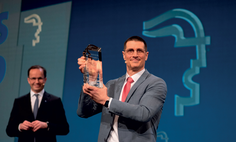 l L’Hermes Award 2021, il più importante premio internazionale del settore, assegnato a Bosch Rexroth (da sinistra a destra) Dr.Jochen Köckler (Presidente del consiglio di amministrazione, Deutsche Messe AG) e Thomas Fechner (Leiter Produktbereich New Business, Bosch Rexroth AG).