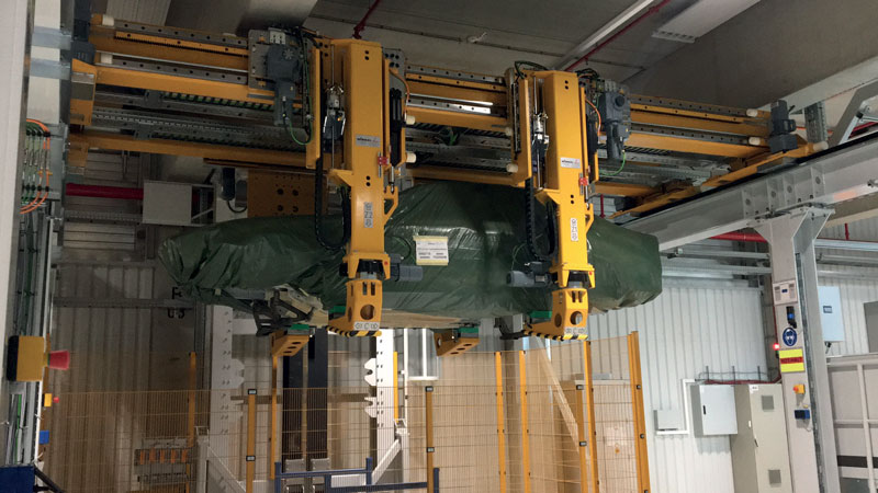 L’unità lineare DLE è una soluzione ottimale non solo per l’elevata capacità di carico, ma anche per la precisione e la velocità di funzionamento. In questa applicazione vengono movimentate più di 8 carrozzerie all’ora dal reparto interno di verniciatura al magazzino di spedizione.