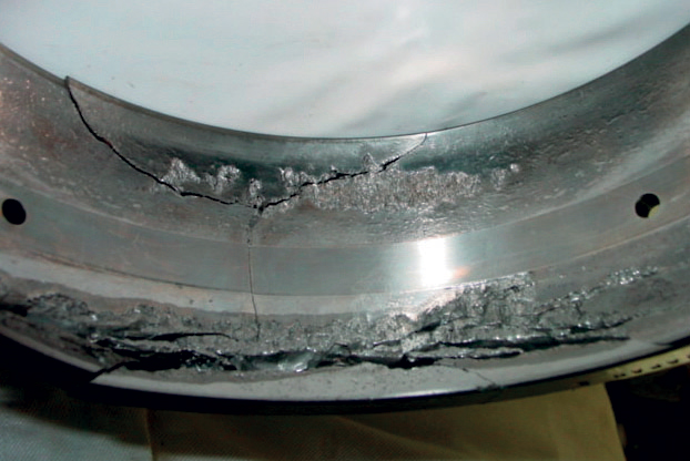 Tipico fenomeno di sfaldamento e frattura sulla pista di rotolamento dell’anello esterno di un cuscinetto radiale orientabile a rulli installato su una macchina di colata continua.