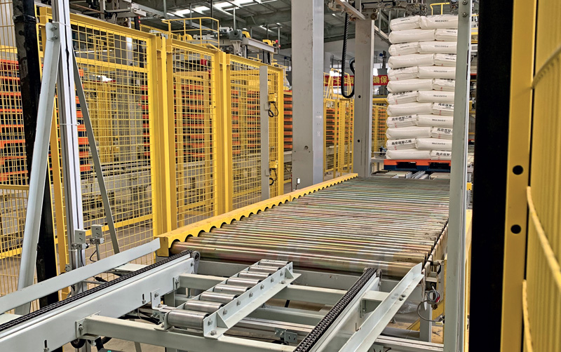 I processi nel centro merci sono stati ottimizzati con la comunicazione RFID - le testine di lettura/scrittura di Turck Banner trasferiscono i dati del materiale tramite UHF-RFID ai pallet di trasporto