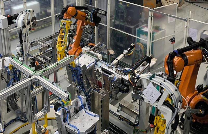 Elevatori robusti trasportano batterie, celle e blocchi di celle tra i diversi livelli della linea di assemblaggio.