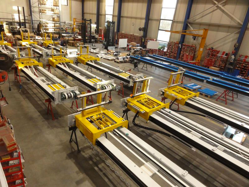 Elevatori in fase di montaggio presso lo stabilimento Winkel GmbH.