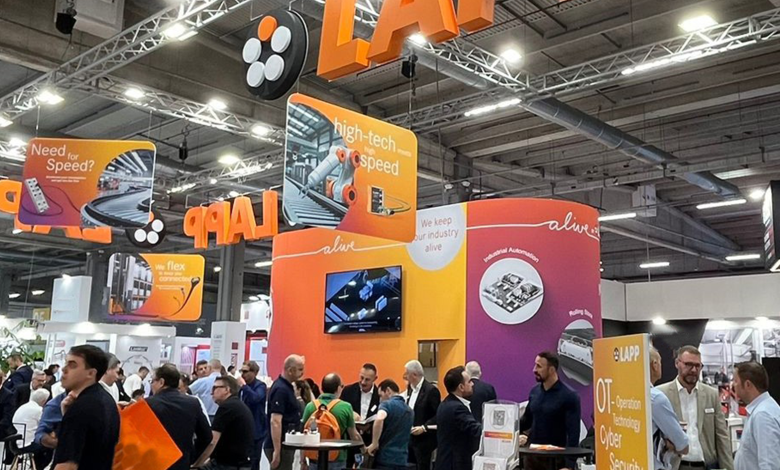 A SPS Italia 2026, LAPP ha presentato il concept “Alive by LAPP”, cercando di ridefinire il ruolo della connettività nei sistemi produttivi moderni.