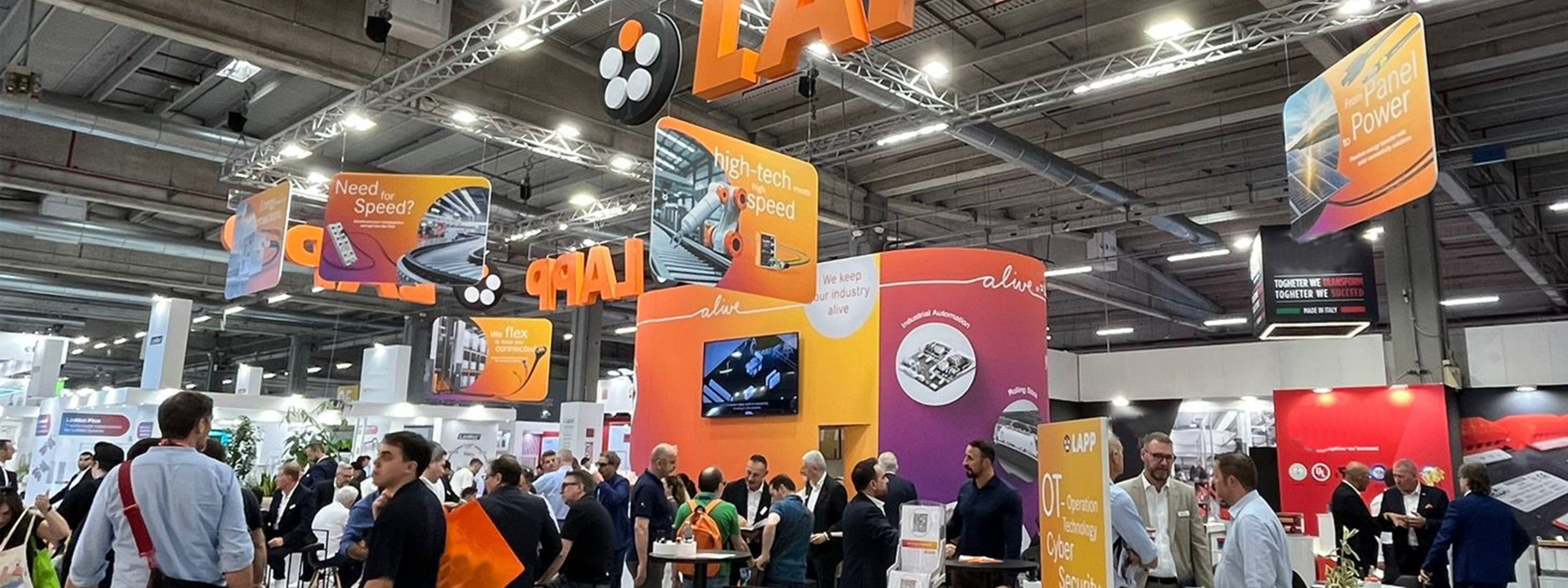 A SPS Italia 2026, LAPP ha presentato il concept “Alive by LAPP”, cercando di ridefinire il ruolo della connettività nei sistemi produttivi moderni.