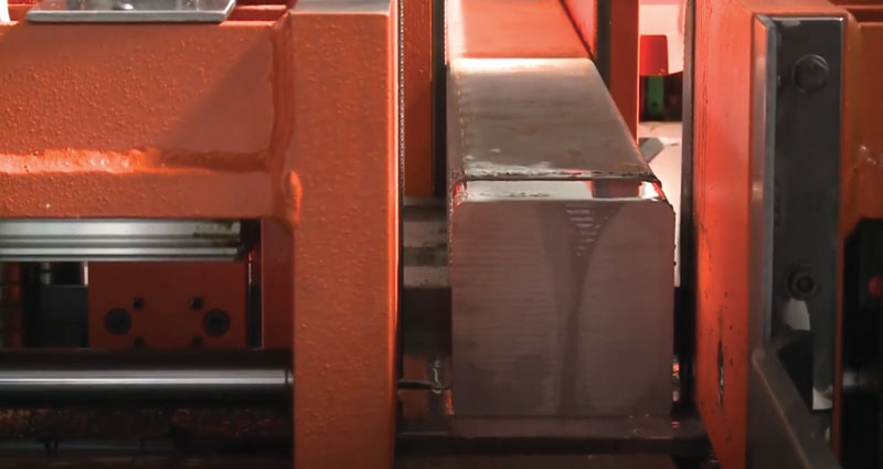 Vero e proprio “cuore” del sistema di taglio realizzato da ISTech per Top Automazioni è rappresentato dalla segatrice Power 360NC, in grado di tagliare superfici fino a 360 x 360 mm e capace di gestire barre piatte con uno spessore fino a 300 mm.