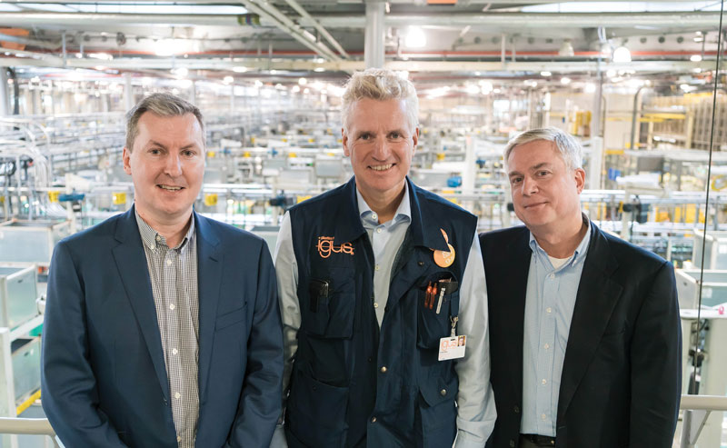 Steve Mahon, amministratore delegato di Mura Technology (a sinistra), Oliver Borek, amministratore delegato di Mura Europa (a destra) e Frank Blase, amministratore delegato di igus (al centro), propongono di riciclare le materie plastiche.