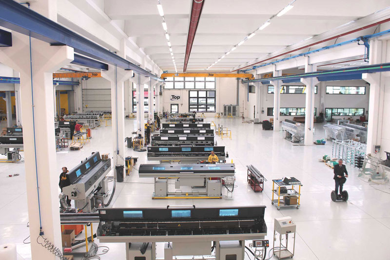 Core business di Top Automazioni è la produzione di caricatori di barre automatici.