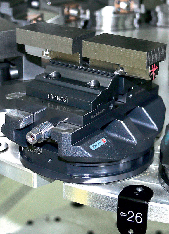 Oltre a ProductionChuck 210, Cattin Usinage utilizza le morse per pezzi grezzi Erowa.