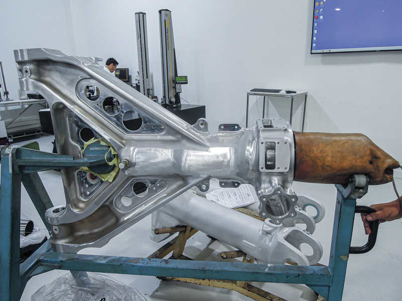 Particolare di un carrello di atterraggio realizzato su un centro WFL M120 Millturn.