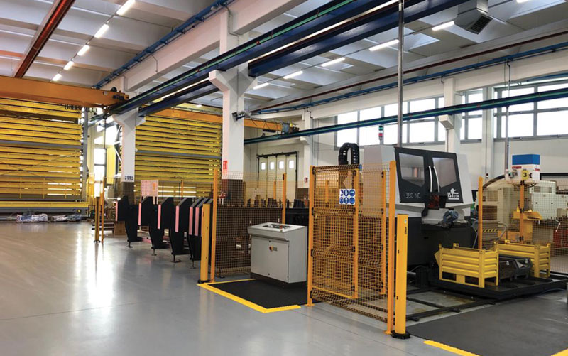 L’isola di taglio realizzata da ISTech per Top Automazioni è composta da un caricatore di barre, da una segatrice Power 360NC e da un sistema di scarico e raccolta dei pezzi tagliati.