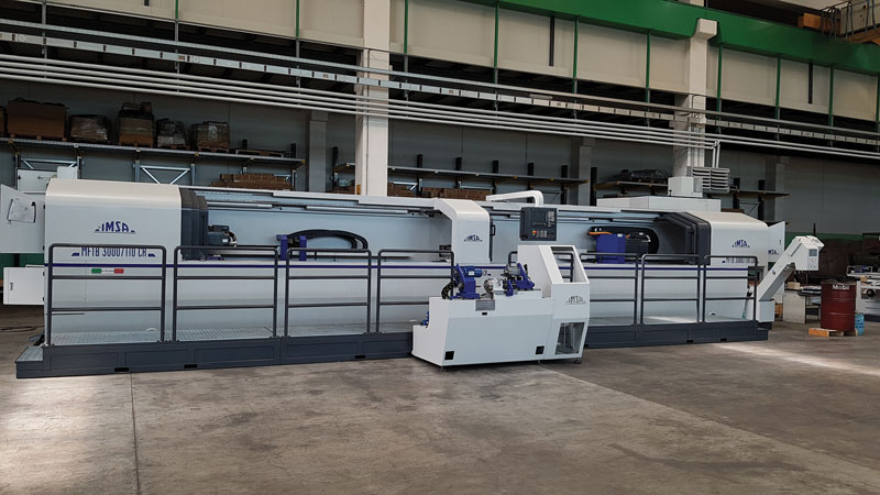 Davanti, la “piccola” MFT 260PF per la foratura da diametro 1,5 a 6 mm per una lunghezza di 260 mm e, dietro di essa, il modello MFTB 3000/110 EVO.