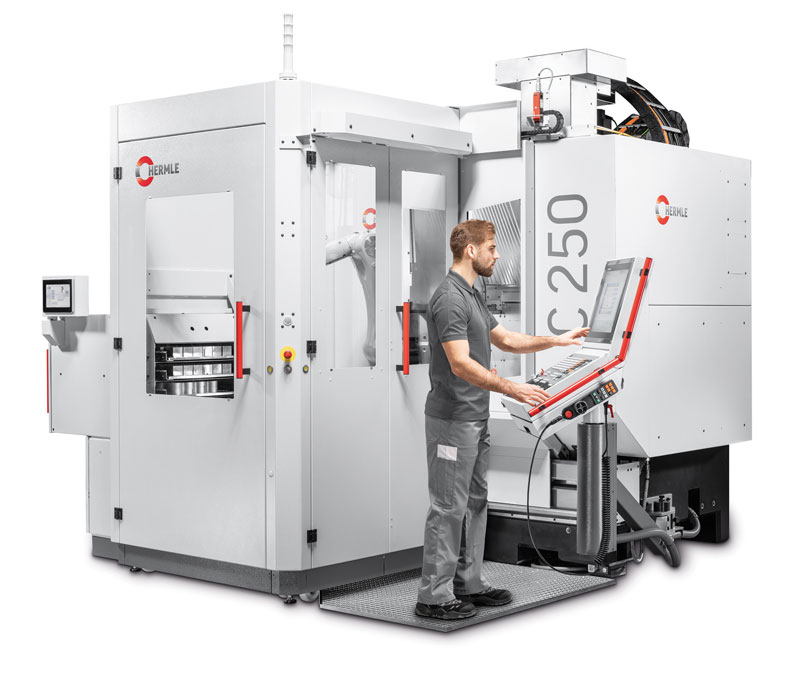 Grazie a un accesso ottimizzato per l’operatore, è possibile raggiungere tanto la zona di lavoro quanto il magazzino per compiere lavori manuali di regolazione o prova. Grazie a un accesso ottimizzato per l’operatore, è possibile raggiungere tanto la zona di lavoro quanto il magazzino per compiere lavori manuali di regolazione o prova.