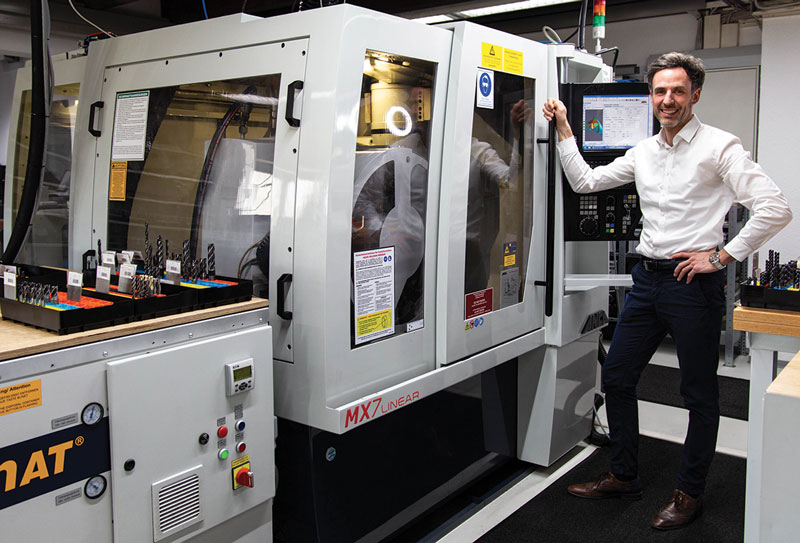 L’amministratore delegato di Schunk Präzisionswerkzeuge, Christian Schunk, accanto a uno dei due modelli MX7 Linear di ANCA.