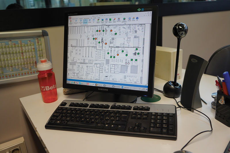 Grazie al software SmartMONITOR, Davide Negroni di Beta Utensili vede lo stato di ogni macchina a colpo d’occhio anche nel suo ufficio, riuscendo in questo modo a monitorare la produttività in tempo reale.