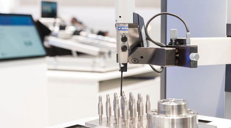 La tavola di posizionamento automatizzata XY per i misuratori di forma ha una corsa pari a 200 mm sull’asse X e di 100 mm sull’asse Y con la possibilità di misurare a una velocità dell’asse di 20 mm/s.