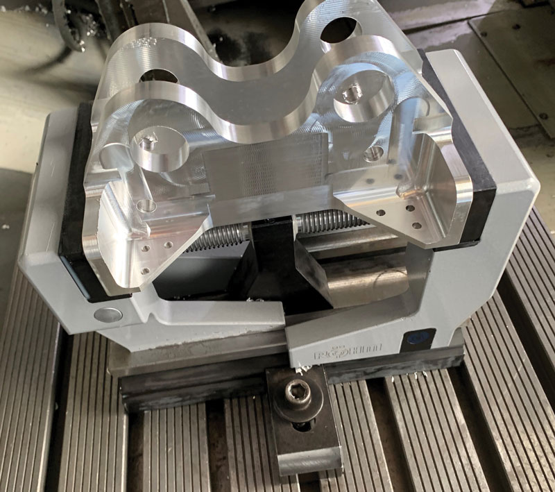 Il primo di sei particolari aerospaziali uguali tra loro, modificati per necessità progettuali, è stato fresato su uno dei cinque centri di lavoro CNC Haas installati nell’officina di Michel Zerspanungstechnik. Il primo di sei particolari aerospaziali uguali tra loro, modificati per necessità progettuali, è stato fresato su uno dei cinque centri di lavoro CNC Haas installati nell’officina di Michel Zerspanungstechnik.