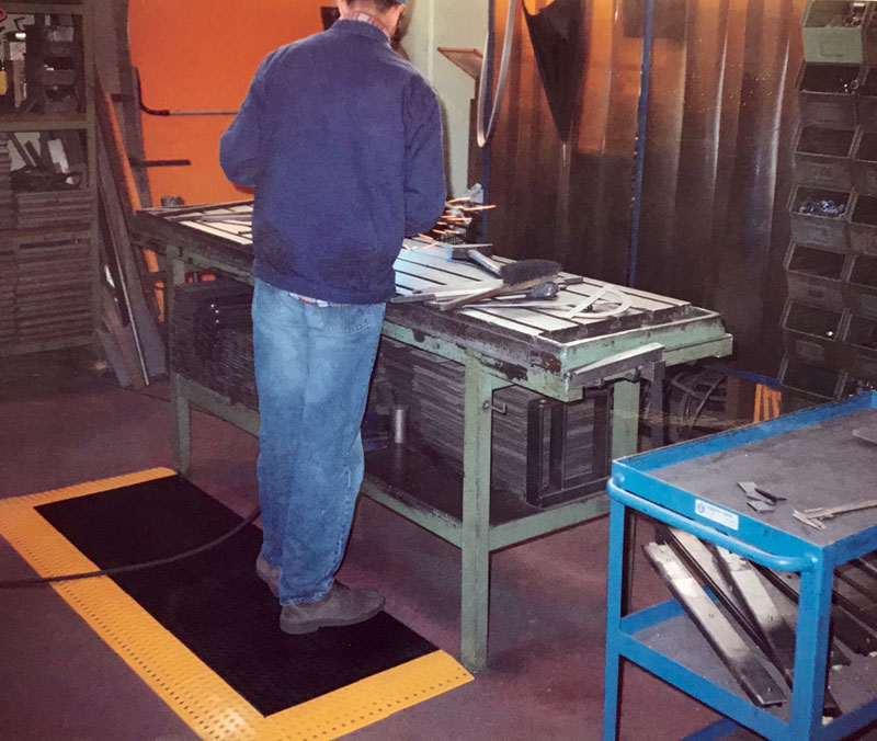 Negli anni ’90, oltre allo sviluppo di protezioni per macchine utensili Repar2 realizza anche pedane antiscivolo.