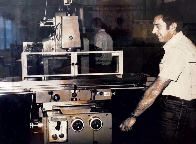 Una foto storica: Pier Luigi Carnovali, uno dei due soci fondatori di Repar2, davanti a una delle prime barriere protettive realizzate dall’azienda.