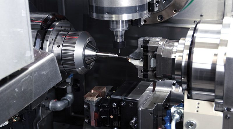 L’area di lavoro di Bumotec S191H permette di apprezzare una lavorazione dove si sfrutta il contromandrino per sostenere un pezzo di difficile lavorazione (utensile per chirurgia endoscopica).