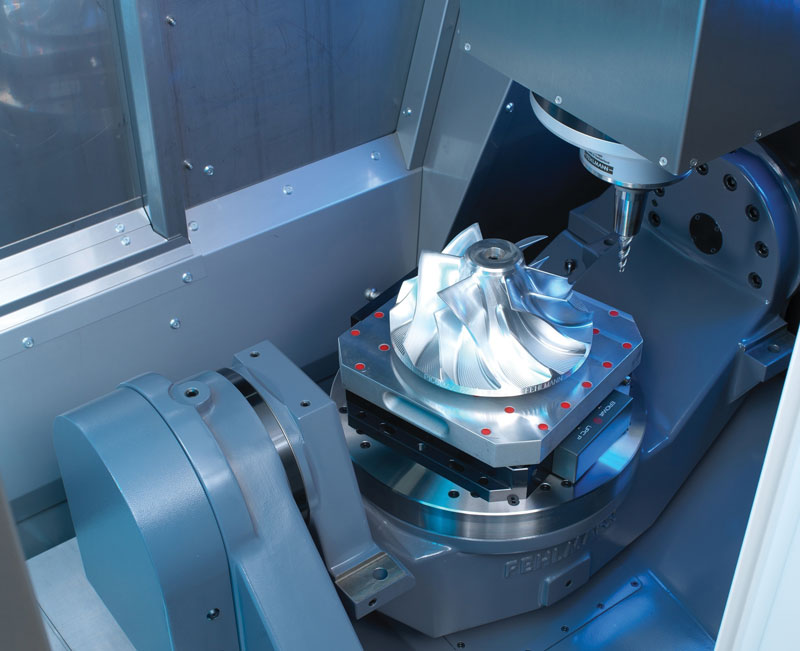 L’area di lavoro del centro Fehlmann VERSA 825: la bascula ruota 155° in entrambe le direzioni, permettendo l’accesso ottimale dell’utensile in qualsiasi situazione.