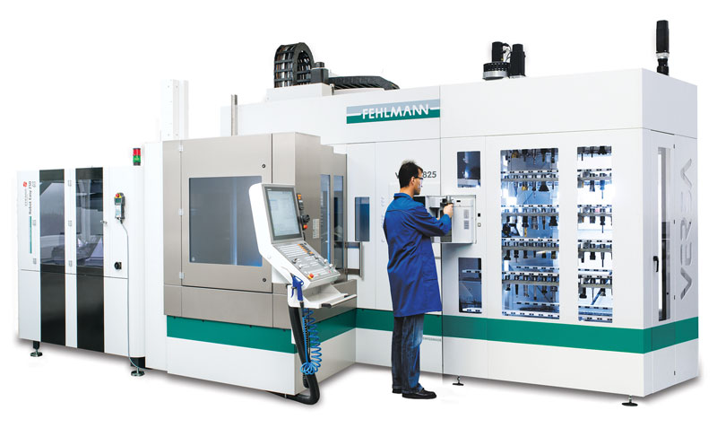 La particolare cinematica del centro Fehlmann VERSA 825, oltre a prevenire interferenze cinetiche tra gli assi, permette di aggiungere sistemi di automazione o magazzini utensili “rack” senza mai interferire con lo spazio dell’operatore, che dalla sua posizione mantiene un accesso completo alla zona di lavoro, al magazzino utensili e al controllo numerico.