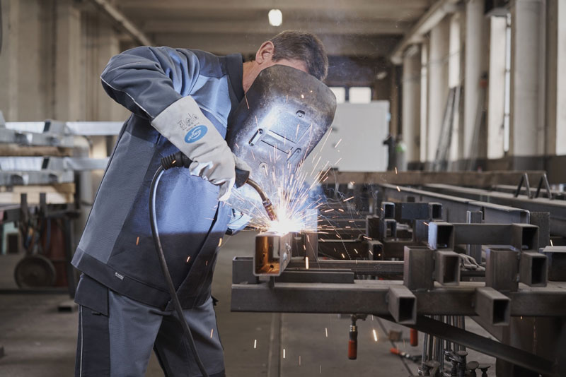 In caso di lavori di saldatura continuativi, è consigliabile la linea MEWA Dynamic Flame Extreme.
