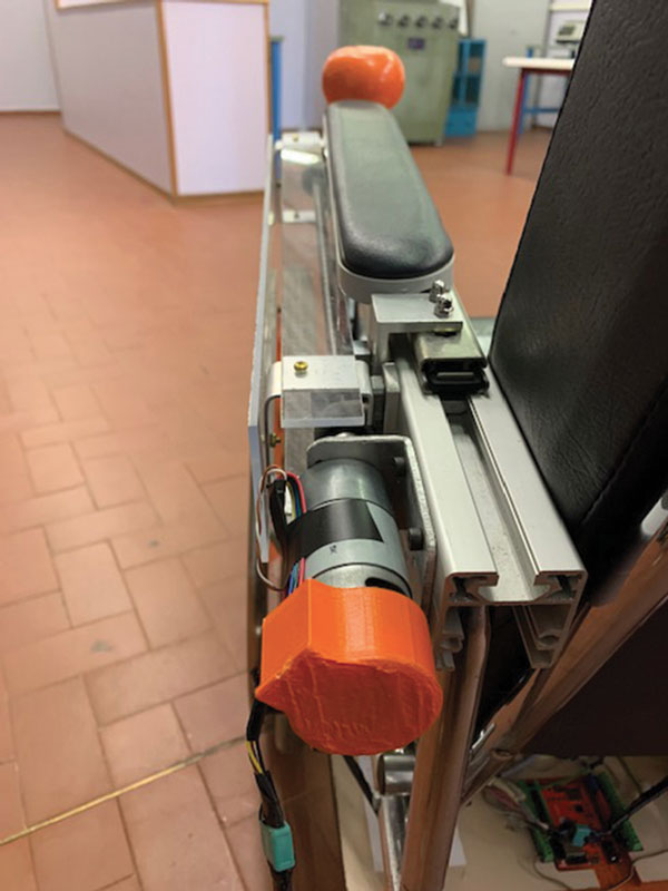 L’utilizzo di finecorsa evita inconvenienti come la sovraelongazione degli arti (non esiste comunque nessun vincolo costrittivo, perché basta che il paziente lasci andare il pomello posto sui braccioli della sedia a rotelle e l’avanzamento del braccio si arresta).