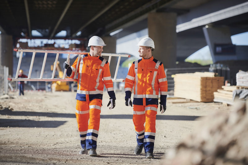 MEWA Dynamic Reflect è una linea di abbigliamento da lavoro ad alta visibilità, caratterizzata da un taglio ergonomico e sportivo e studiata per garantire massima sicurezza e comfort ottimale.