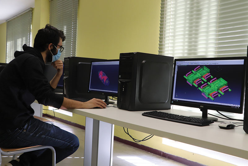 Strategia di sbavatura con rilevamento automatico o manuale degli spigoli da smussare