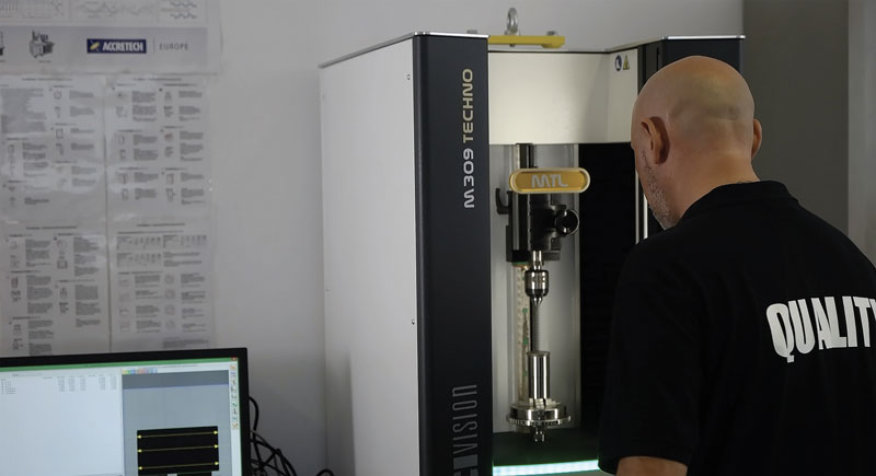 Techno M309 è una macchina di misura per il controllo dimensionale esterno di elementi cilindrici che permette di effettuare un test qualità preciso e oggettivo direttamente in produzione.