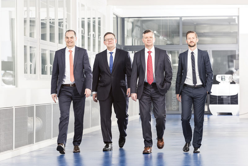 Il management Studer intervenuto alla conferenza stampa online. Da sinistra: Jens Bleher, CEO di Fritz Studer AG; Stephan Stoll, COO di Fritz Studer AG; Daniel Huber, CTO di Fritz Studer AG; Sandro Bottazzo, CSO di Fritz Studer AG. Il management Studer intervenuto alla conferenza stampa online. Da sinistra: Jens Bleher, CEO di Fritz Studer AG; Stephan Stoll, COO di Fritz Studer AG; Daniel Huber, CTO di Fritz Studer AG; Sandro Bottazzo, CSO di Fritz Studer AG.