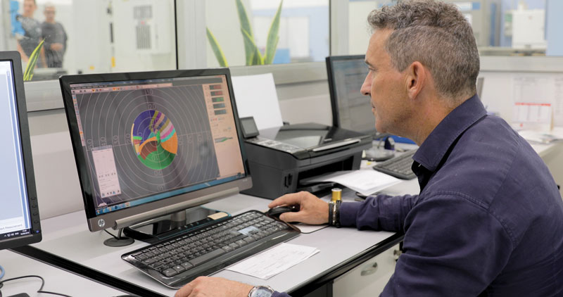 iBalance utilizza l’hardware già presente in macchina per bilanciare i pacchi mola montati all’interno della stessa nella posizione di rettifica e per il numero di giri della mola corretti. iBalance utilizza l’hardware già presente in macchina per bilanciare i pacchi mola montati all’interno della stessa nella posizione di rettifica e per il numero di giri della mola corretti.