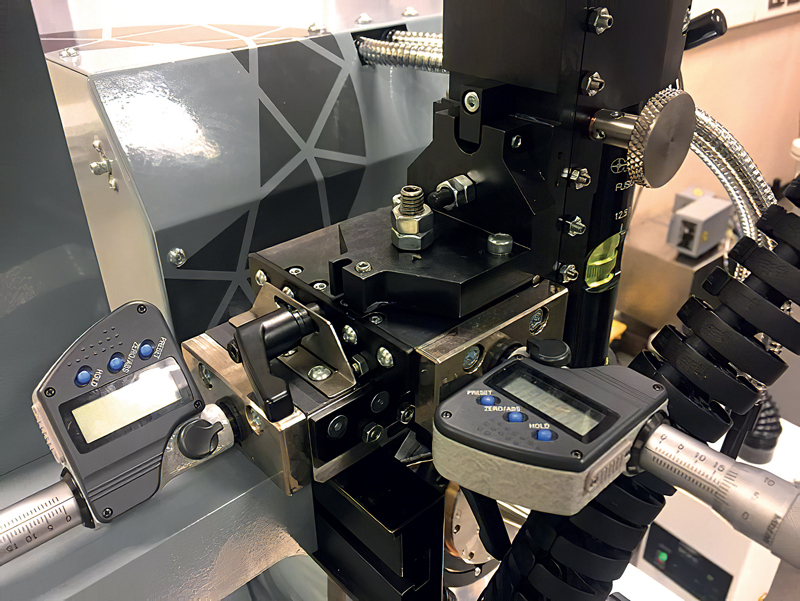Le fasi di posizionamento del sistema di visione potenziato sono dotate di testine micrometriche con risoluzione 1 µm per un posizionamento più semplice e accurato.