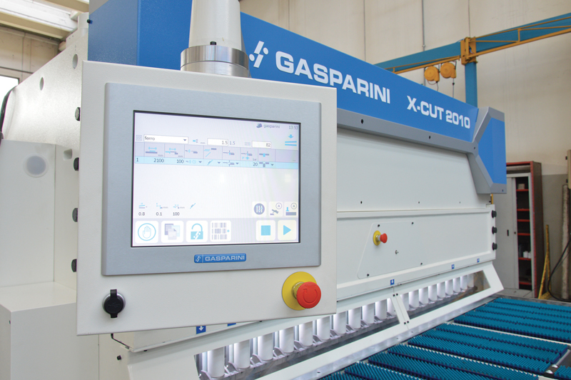 Il CNC che governa la cesoia a ghigliottina X-Cut 2010 di Gasparini include diverse funzioni, come un database materiali, un sistema di controllo della lunghezza di taglio, un angolo di taglio e la possibilità della regolazione interspazio lame.
