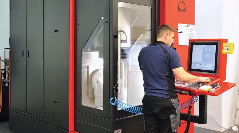 Il centro di lavoro Kern Micro HD installato presso l’officina di Cemec Intelligente Mechanik GmbH riunisce precisione ed efficienza in un ingombro ridotto.