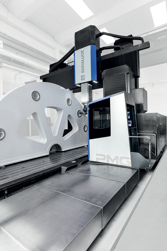 La fresatrice a portale gantry Soraluce serie PMG ha una corsa longitudinale di 10.000 mm, trasversale di 4.000 mm e verticale di 1.500 mm.