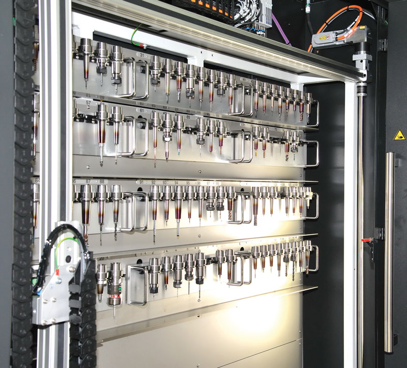 Per le sue complesse lavorazioni, Cemec sfrutta fino a 210 utensili disponibili nel magazzino automatico in dotazione con il centro Kern Micro HD.