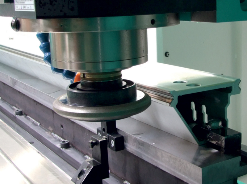 Nella rettificatrice MG/U 200 CNC basamento, tavola, montanti e traversa sono realizzati in ghisa G30 stabilizzata di alta qualità.