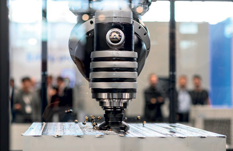 La fresatrice a portale gantry PMG è dotata di una testa automatica millesimale da 0,001º x 0,001º in grado di raggiungere un regime massimo di rotazione pari a 7.000 giri/min.