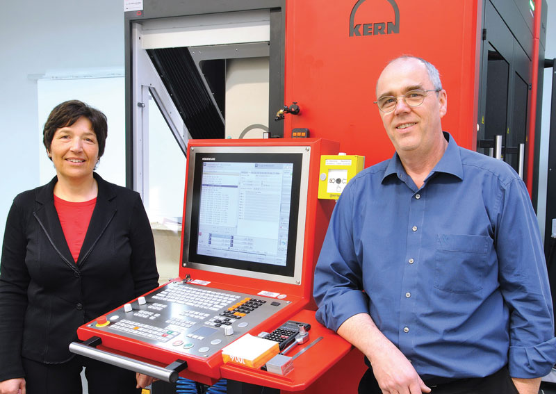 Da sinistra: la responsabile vendite di Kern Microtechnik GmbH Barbara Bergmann, e il fondatore di CEMEC Intelligente Mechanik GmbH Martin Schwab.