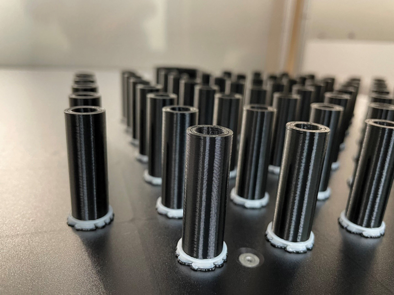 Con la nuova stampante 3D Stratasys F770™ nella produzione di lotti di parti di uso finale per armadi HVAC è stato conseguito un risparmio di tempo del 93% rispetto all’acquisto di distanziali stampati a iniezione personalizzati. (Foto: Stratasys).