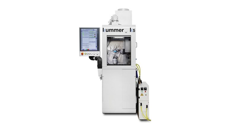 La microfresatrice a 5 assi Kummer K5 consuma meno di 500 W, richiede 30 litri di fluido da taglio e può fresare l’acciaio inossidabile 316 L con avanzamenti fino a 10.000 mm/min e ad alta velocità.