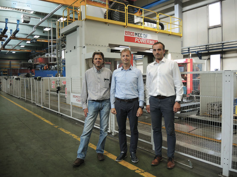 Da sinistra: Robert Kožiak, direttore vendite di EMCO Intos, Miloš Křenek, Direttore Tecnologia e Sviluppo presso Agrostroj e Zdenek Pilecký, amministratore delegato di EMCO Intos.