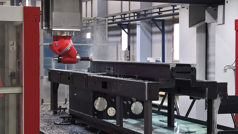 Le fresatrici a portale con dimensioni e rigidità come la Powermill di EMCO Mecof richiedono una particolare attenzione alla progettazione della fondazione su cui sono installate.