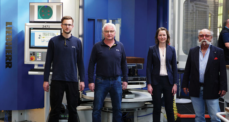 Da sinistra: Tom e Friedhelm Herhaus, Amministratori Delegati di Hetec; Agnes Schauppel, Product Manager Sistemi di Automazione presso Liebherr; Hans-Hermann Rink, Rink Werkzeugmaschinen.