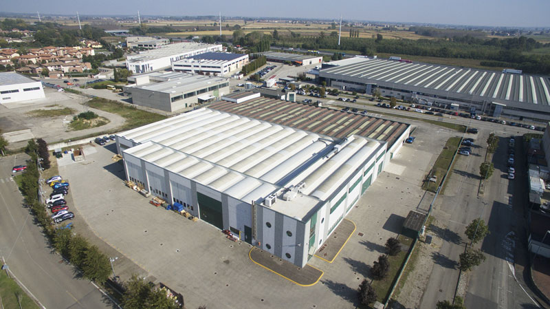 Il nuovo headquarter si estende su una superficie di 8.800 m2 coperti su una proprietà totale di circa 18.000 m2.
