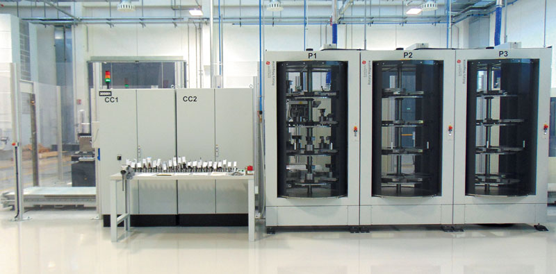 La nuova cella di produzione è attrezzata con tre magazzini rotary di capacità più che adeguata per i pallet portapezzi Erowa UPC impiegati, con dimensioni 320×320 mm.