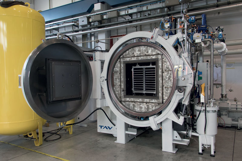 Dettaglio della camera termica di un forno MIM5 da deceraggio e sinterizzazione ad alta temperatura di TAV VACUUM FURNACES.